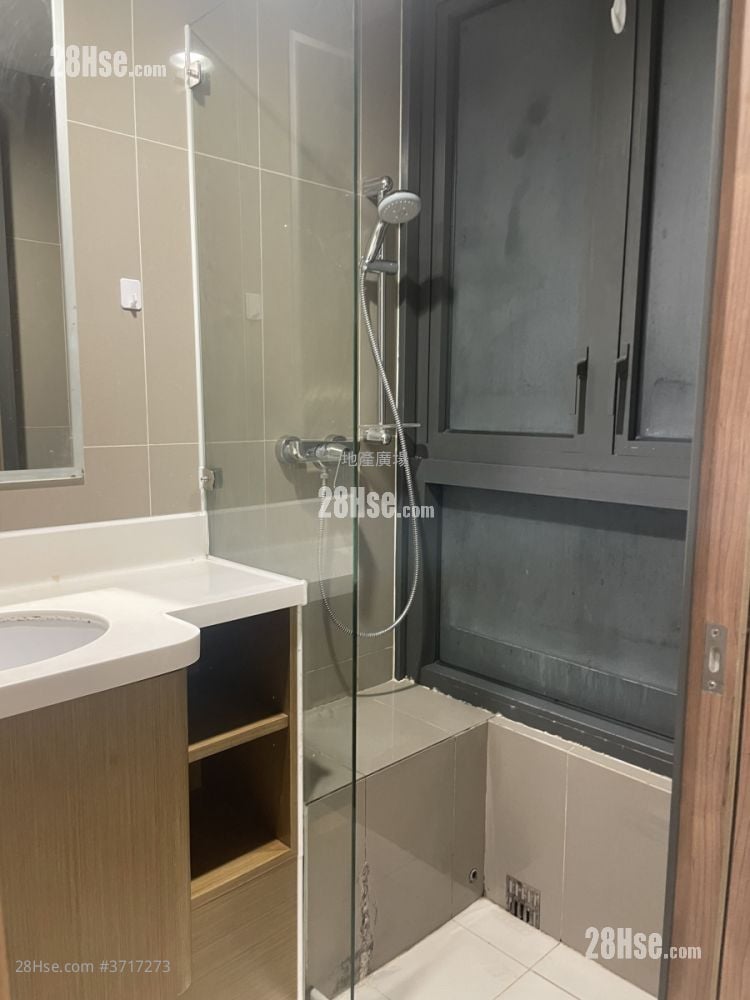 The Icon Rental 1 Toilet 168 ft²