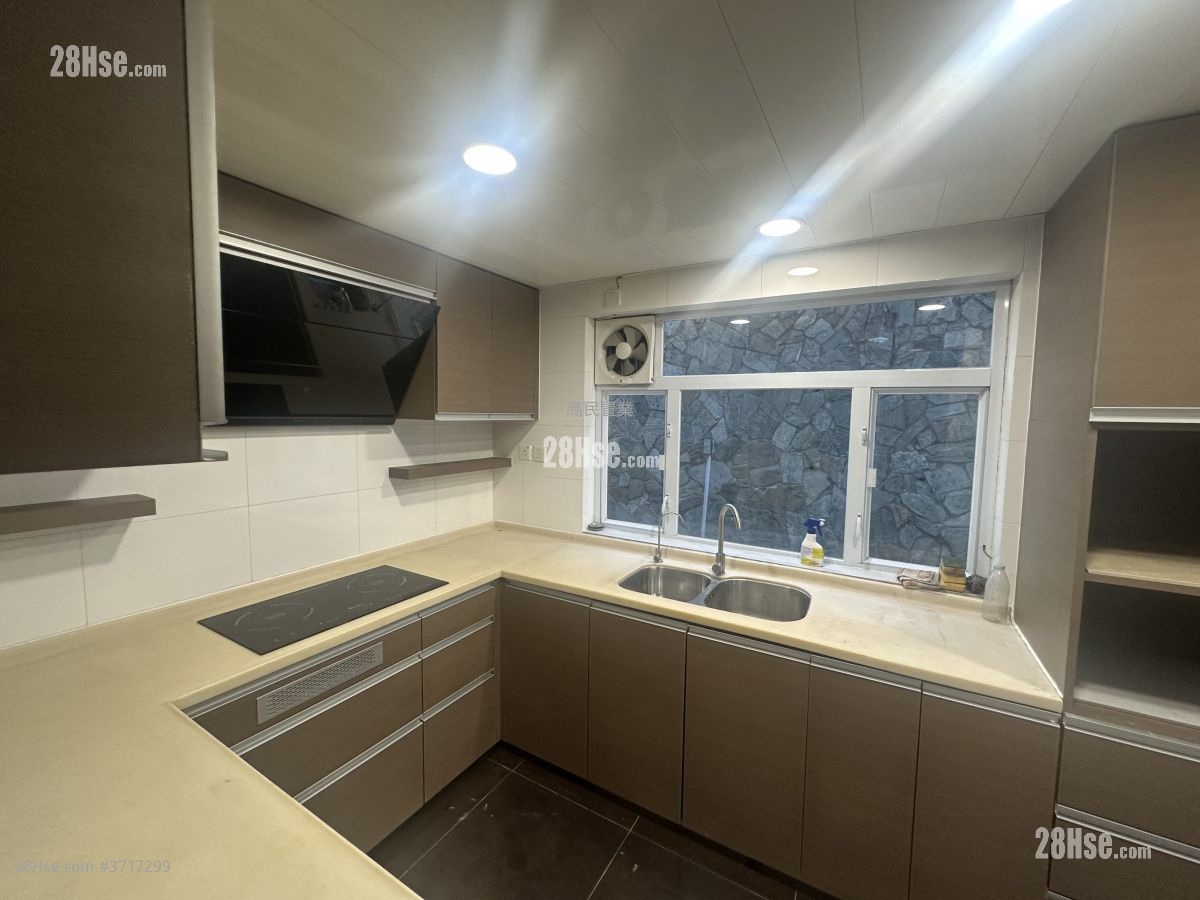 村屋 租盤 4 房 , 3 浴室 2,100 平方呎