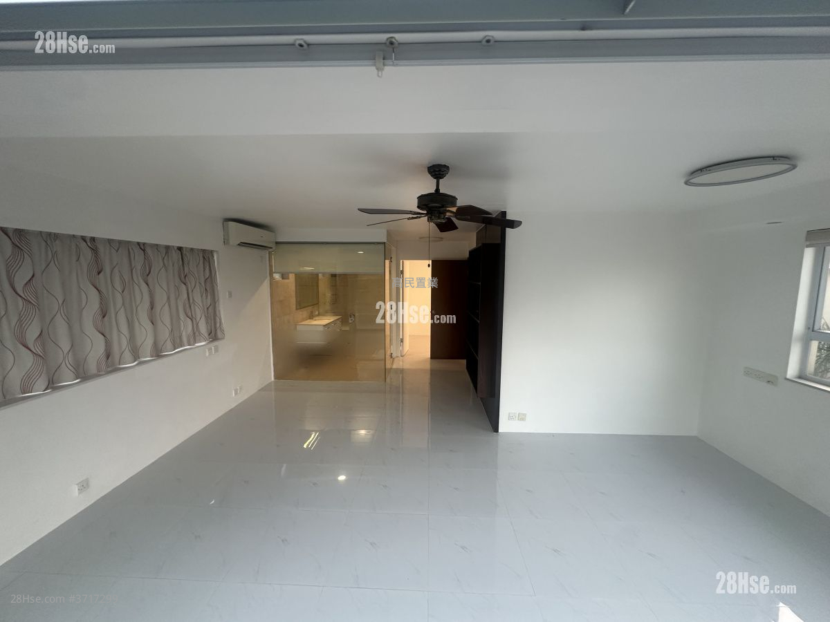 村屋 租盤 4 房 , 3 浴室 2,100 平方呎