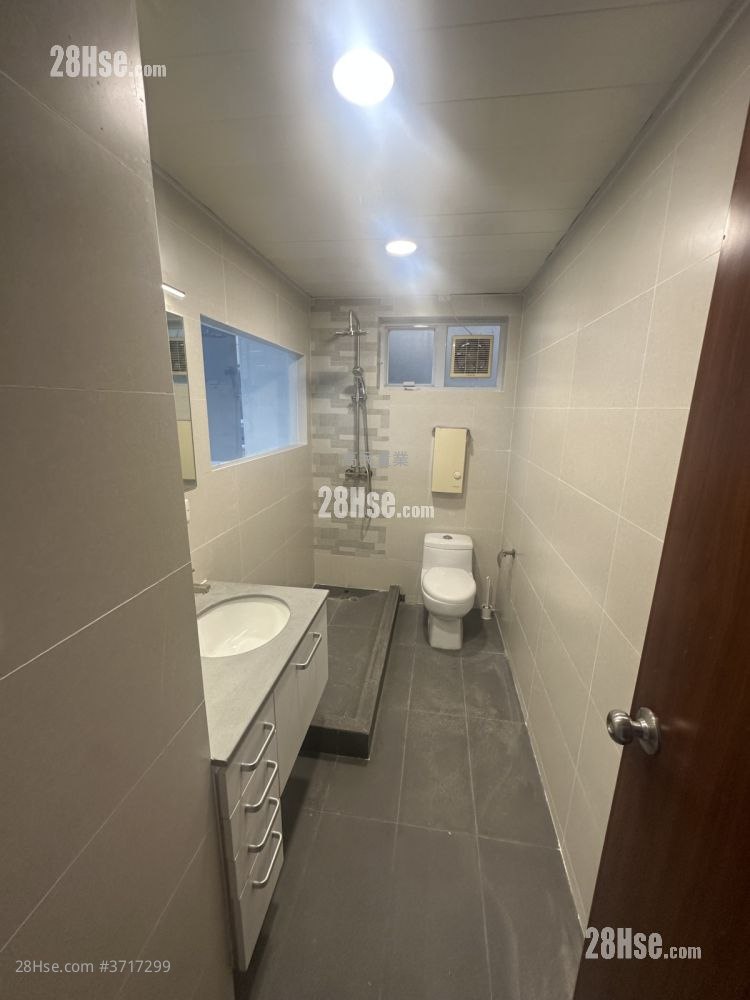 村屋 租盤 4 房 , 3 浴室 2,100 平方呎