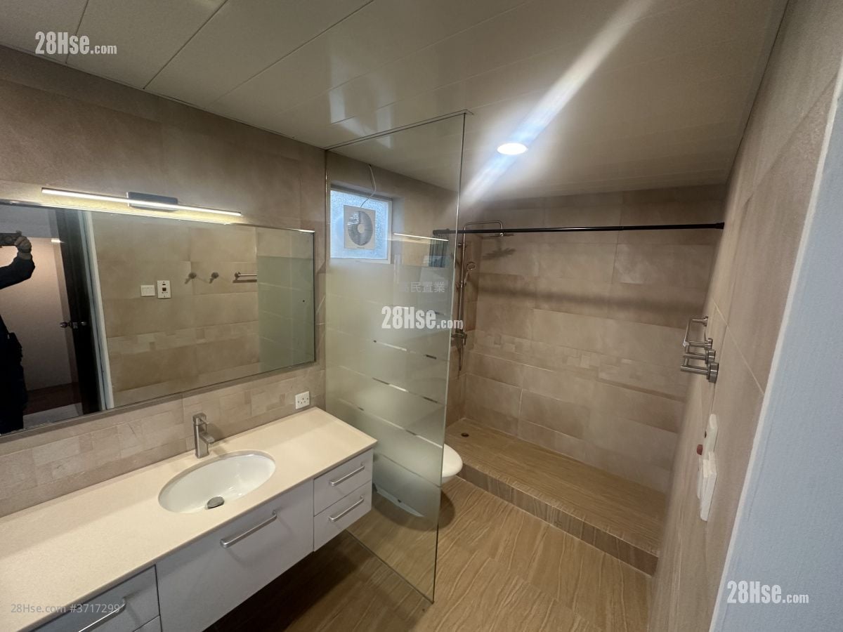 村屋 租盤 4 房 , 3 浴室 2,100 平方呎