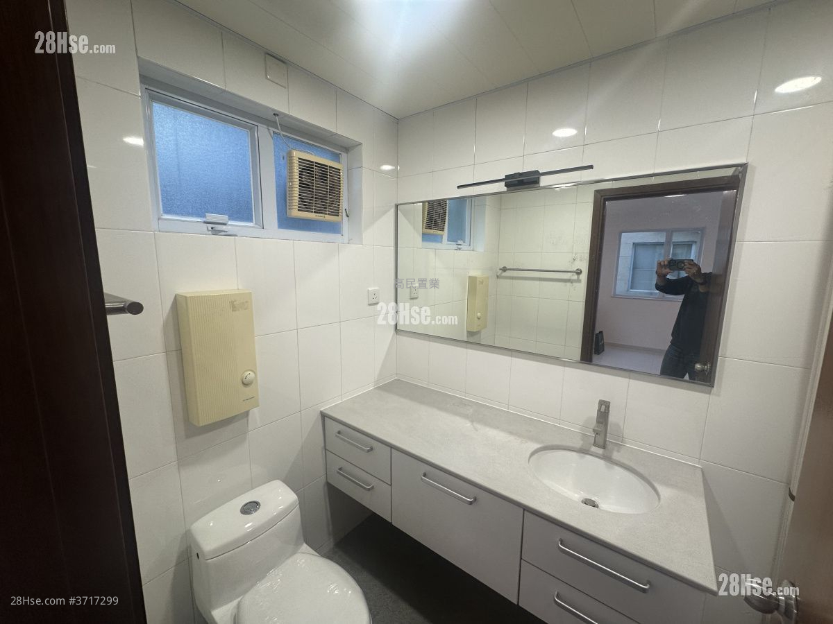 村屋 租盤 4 房 , 3 浴室 2,100 平方呎