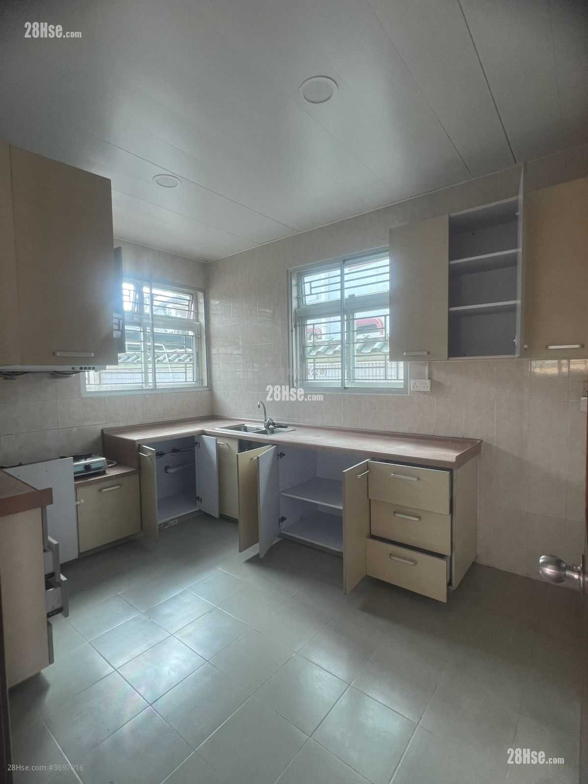 Village Rental 4 Bedrooms , 2 Bathrooms 1,200 ft²