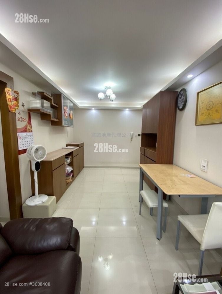 Tsz Oi Court Sell 3 Bedrooms , 2 Bathrooms 650 ft²