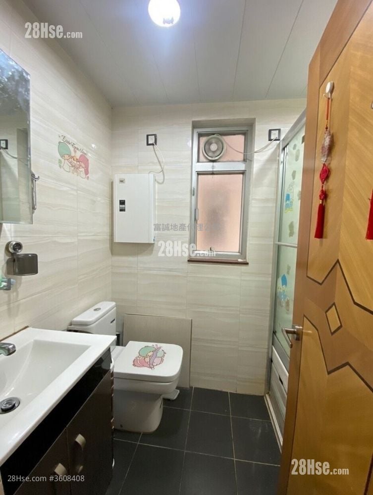 Tsz Oi Court Sell 3 Bedrooms , 2 Bathrooms 650 ft²