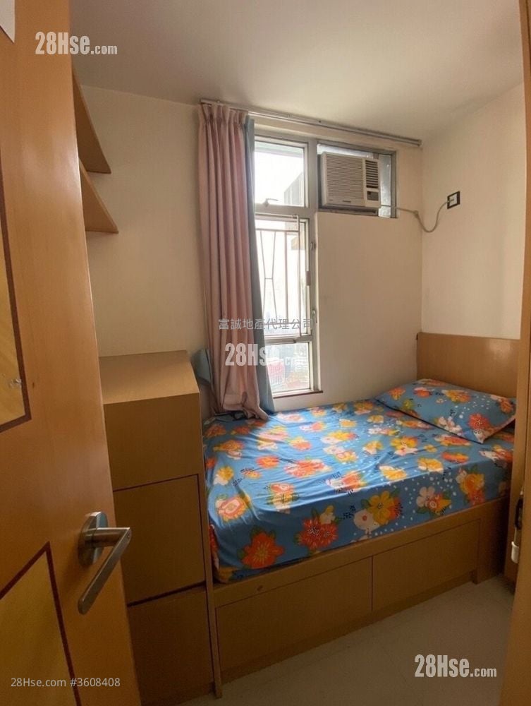 Tsz Oi Court Sell 3 Bedrooms , 2 Bathrooms 650 ft²