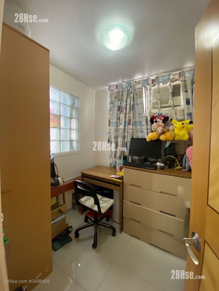 Tsz Oi Court Sell 3 Bedrooms , 2 Bathrooms 650 ft²