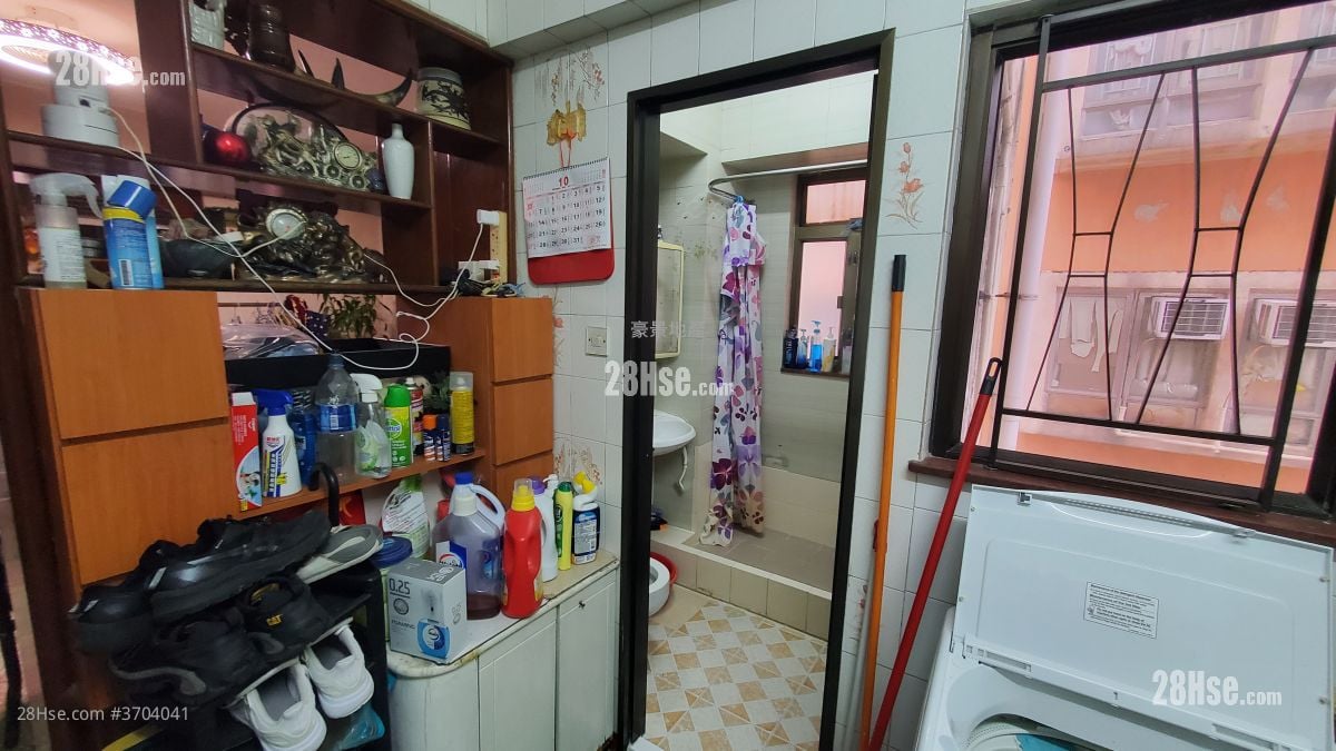 Tak Tung House Sell 3 Bedrooms , 1 Bathroom 583 ft²