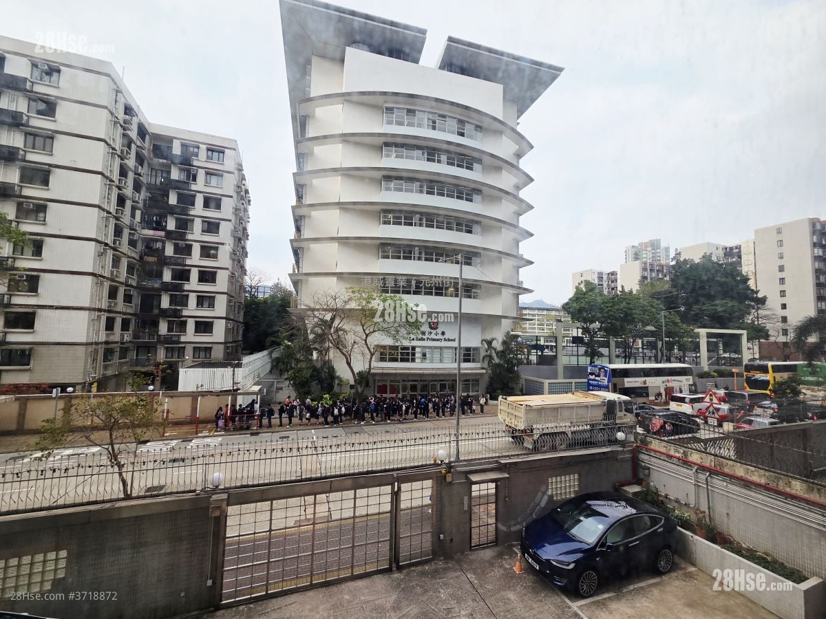 Cheerbond Court Sell 4 Bedrooms , 2 Bathrooms 920 ft²