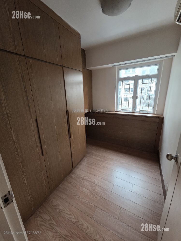 Cheerbond Court Sell 4 Bedrooms , 2 Bathrooms 920 ft²