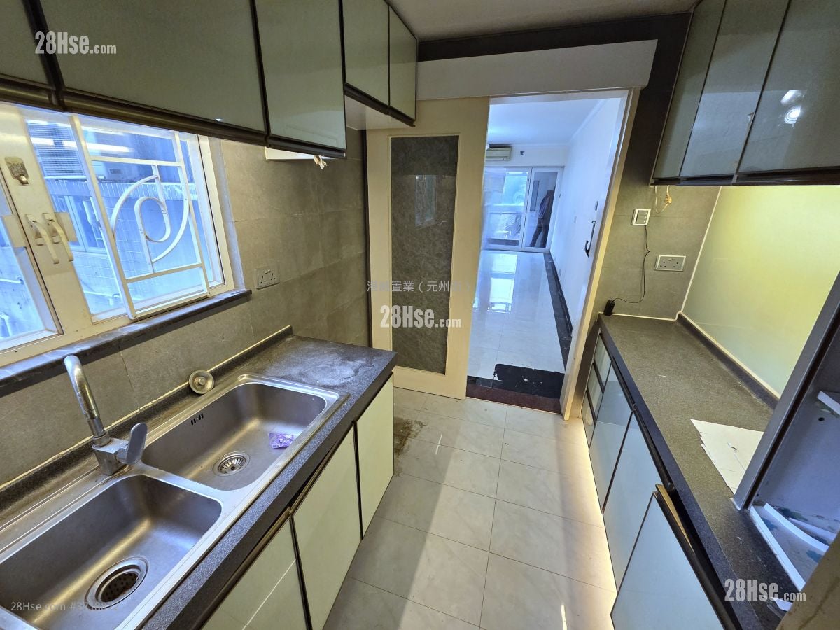 Cheerbond Court Sell 4 Bedrooms , 2 Bathrooms 920 ft²