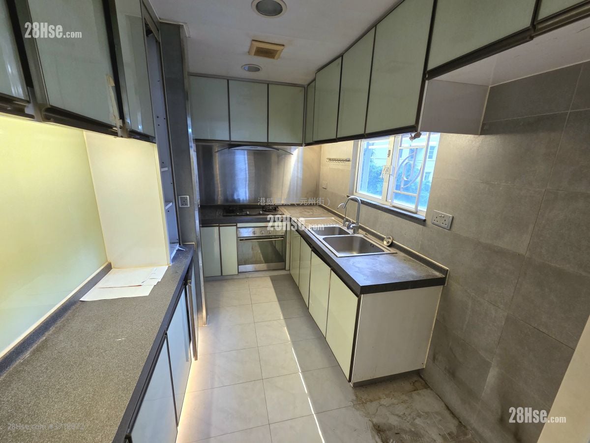 Cheerbond Court Sell 4 Bedrooms , 2 Bathrooms 920 ft²