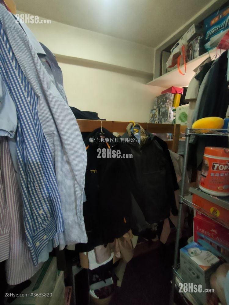 Yue King Building Sell 2 Bedrooms , 1 Bathroom 580 ft²