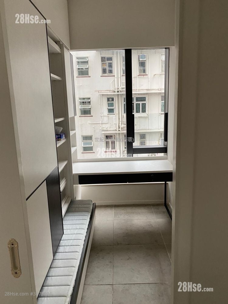 Bohemian House Sell 3 Bedrooms , 2 Bathrooms 699 ft²