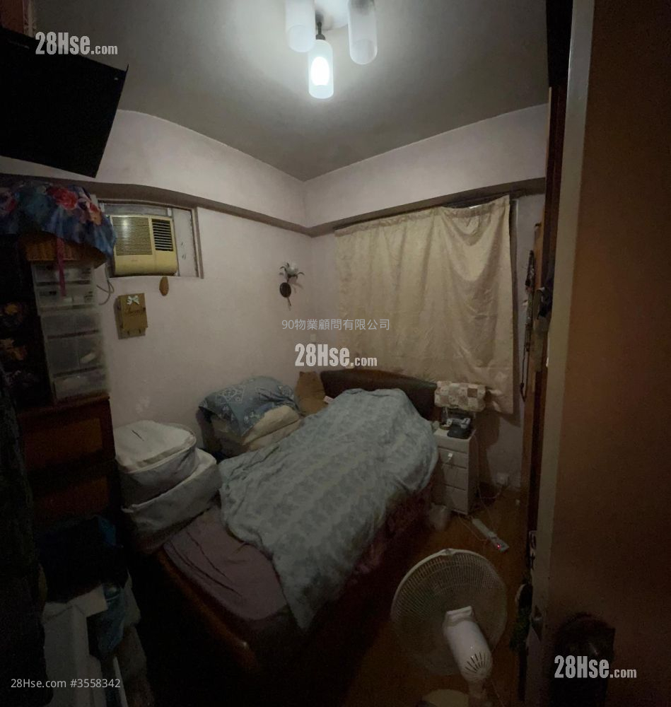 Yin Tak Building Sell 583 ft²