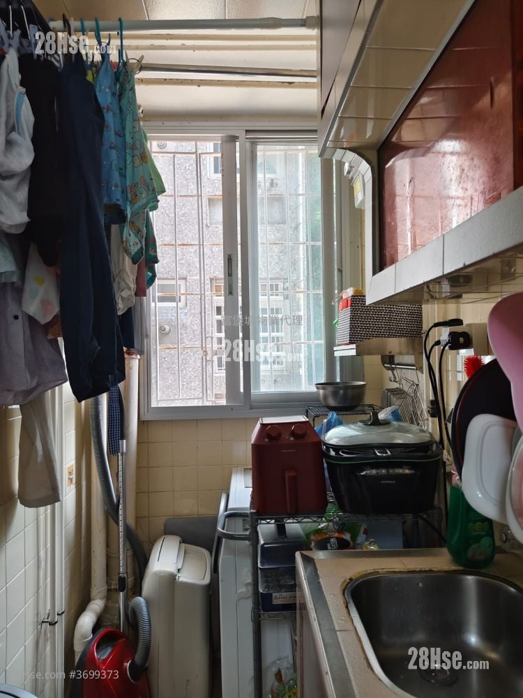 Kwong Lam Court Sell 2 Bedrooms , 1 Bathroom 404 ft²