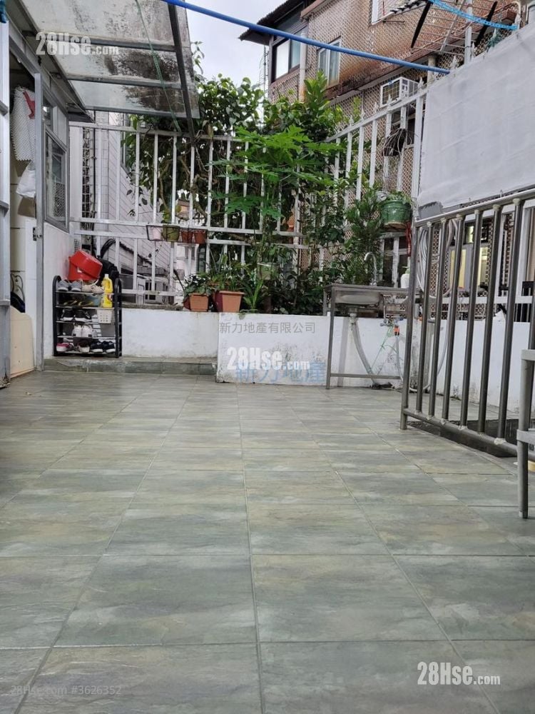 Sha Tin Village House Sell 3 Bedrooms , 2 Bathrooms 600 ft²
