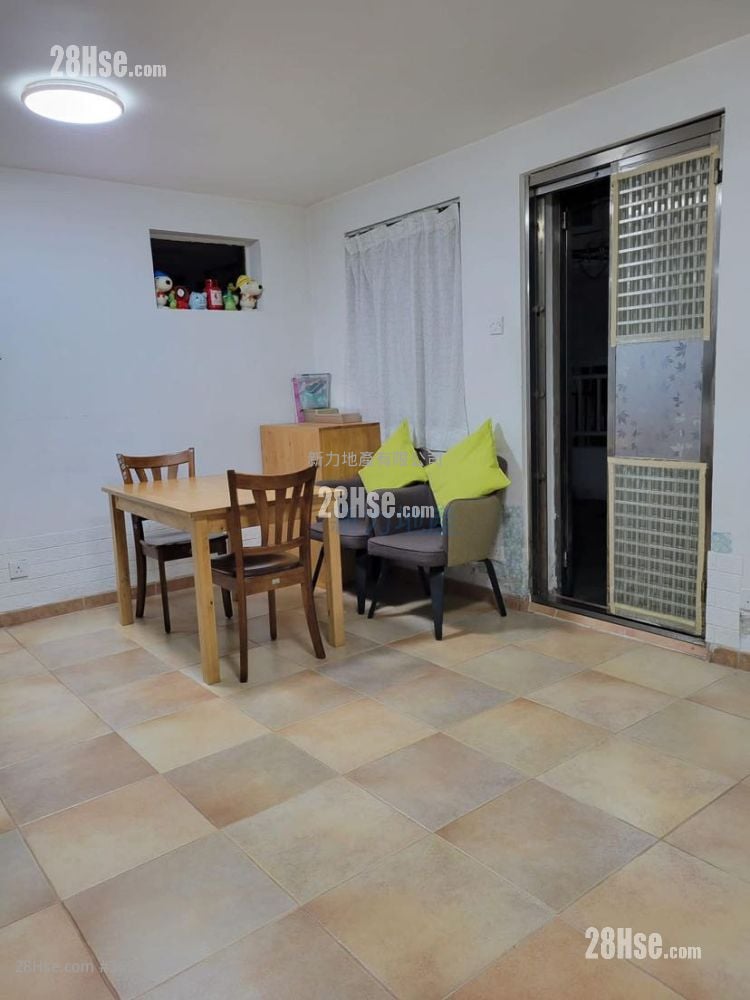 Sha Tin Village House Sell 3 Bedrooms , 2 Bathrooms 600 ft²