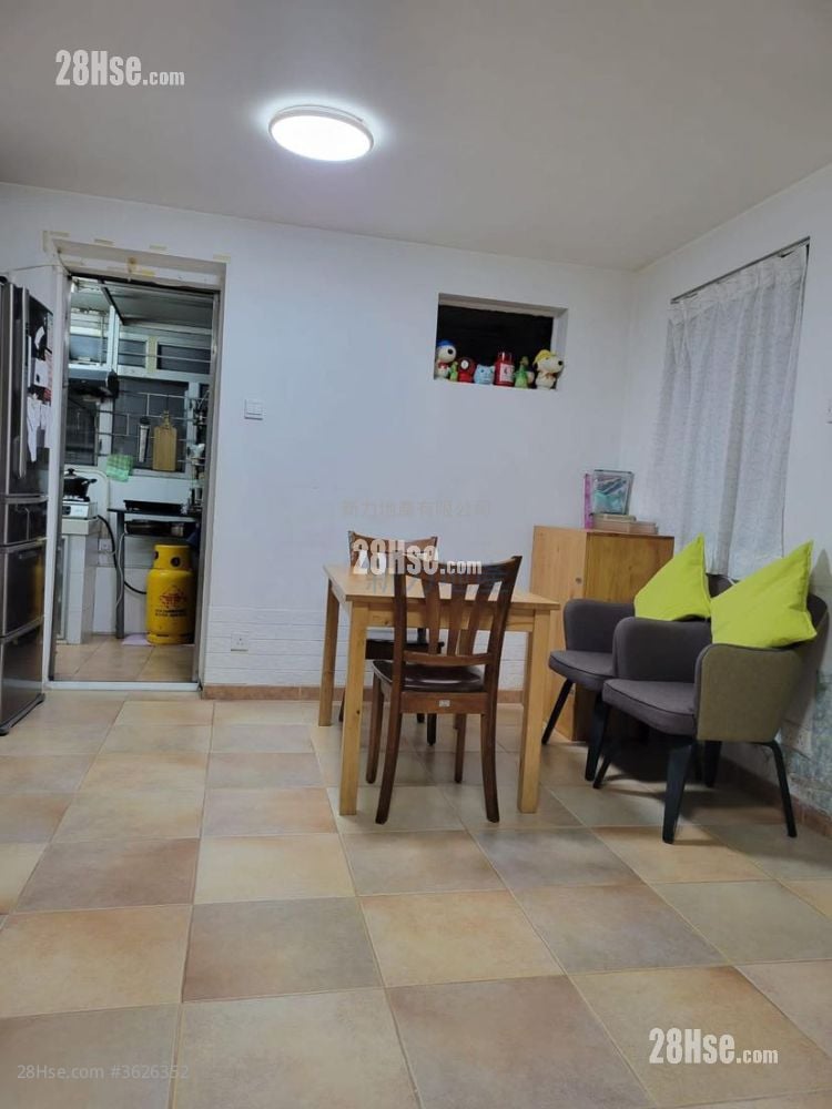 Sha Tin Village House Sell 3 Bedrooms , 2 Bathrooms 600 ft²