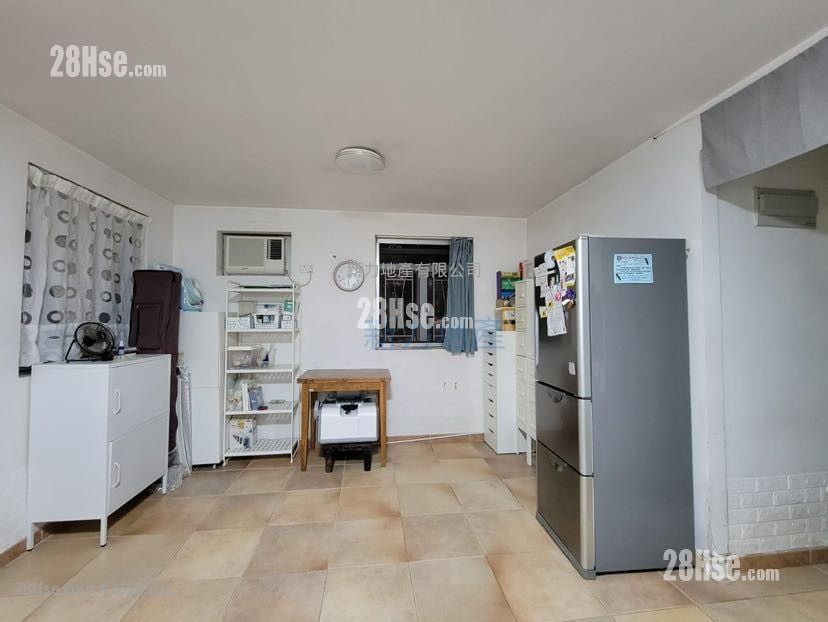 Sha Tin Village House Sell 3 Bedrooms , 2 Bathrooms 600 ft²