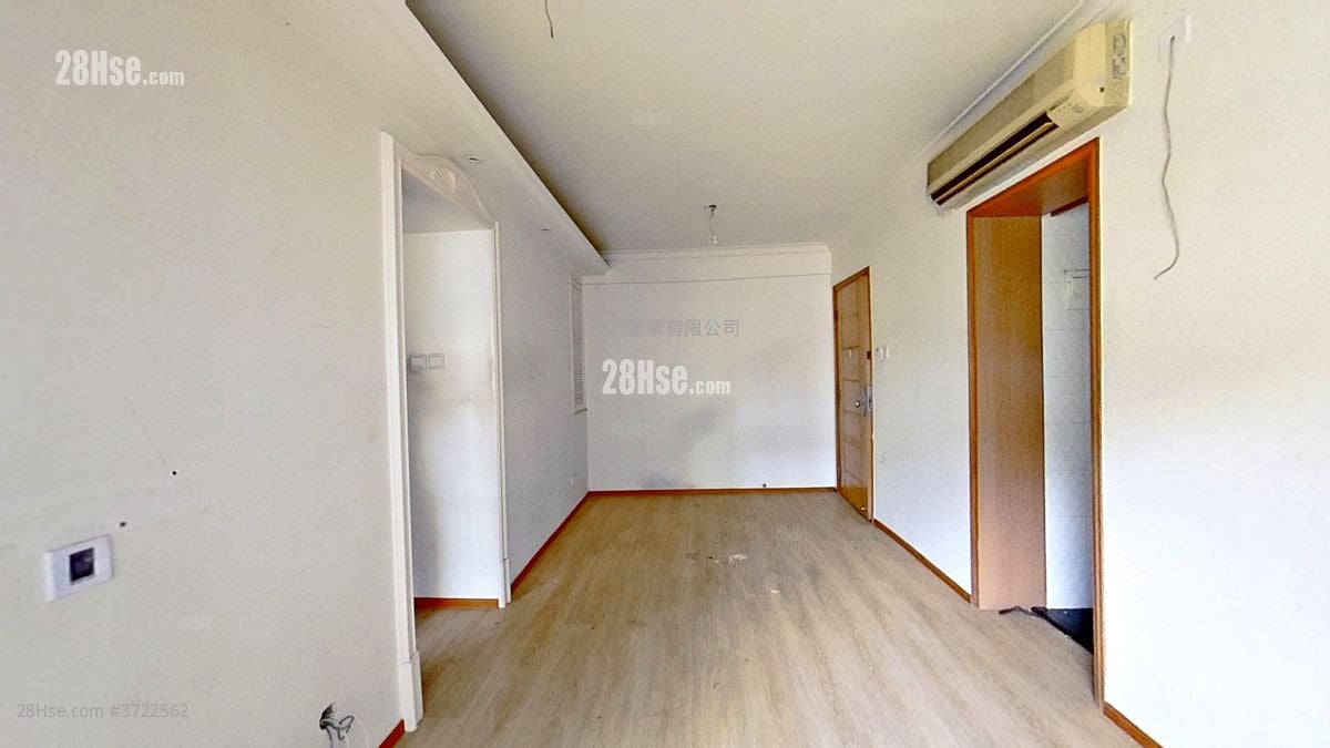 living room: Aberdeen Centre Sell 2 Bedrooms , 1 Bathroom 447 ft²