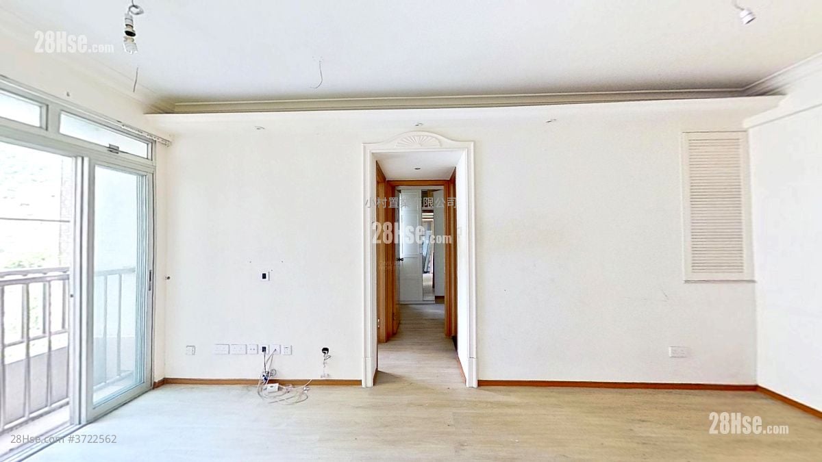 living room: Aberdeen Centre Sell 2 Bedrooms , 1 Bathroom 447 ft²