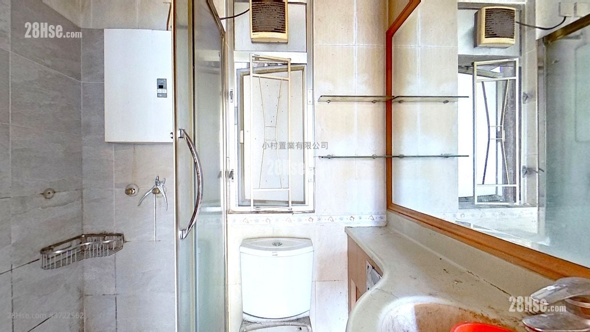 bathroom: Aberdeen Centre Sell 2 Bedrooms , 1 Bathroom 447 ft²