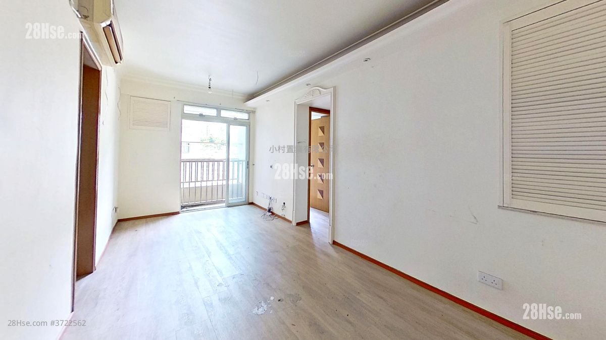 living room: Aberdeen Centre Sell 2 Bedrooms , 1 Bathroom 447 ft²