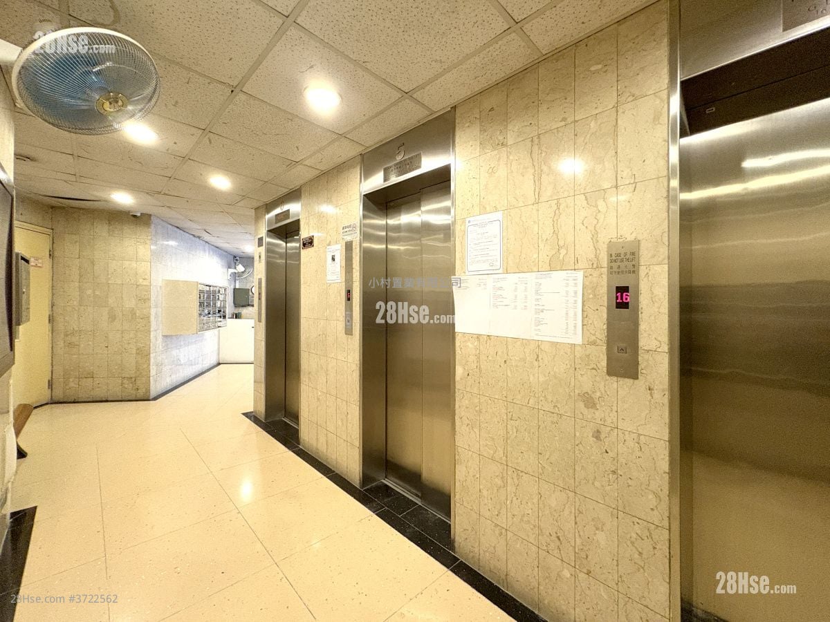 Lobby: Aberdeen Centre Sell 2 Bedrooms , 1 Bathroom 447 ft²