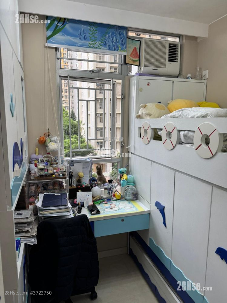 Yu Chui Court Sell 3 Bedrooms , 2 Bathrooms 650 ft²