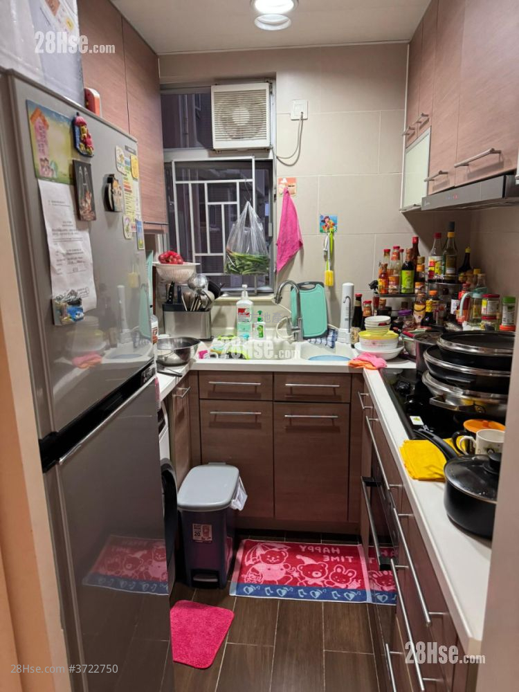 Yu Chui Court Sell 3 Bedrooms , 2 Bathrooms 650 ft²