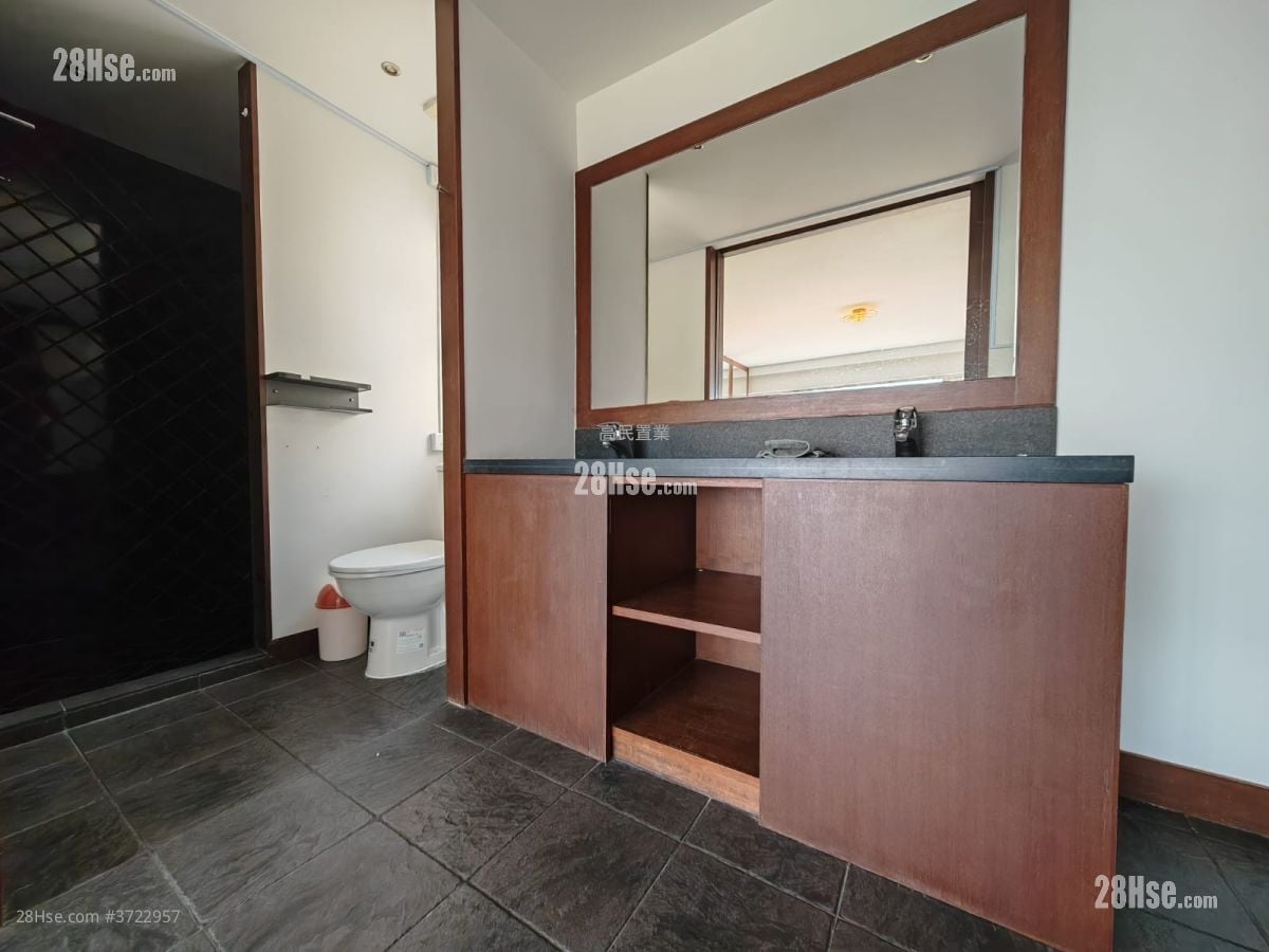 村屋 售盘 4 房 , 3 浴室 2,100 平方尺