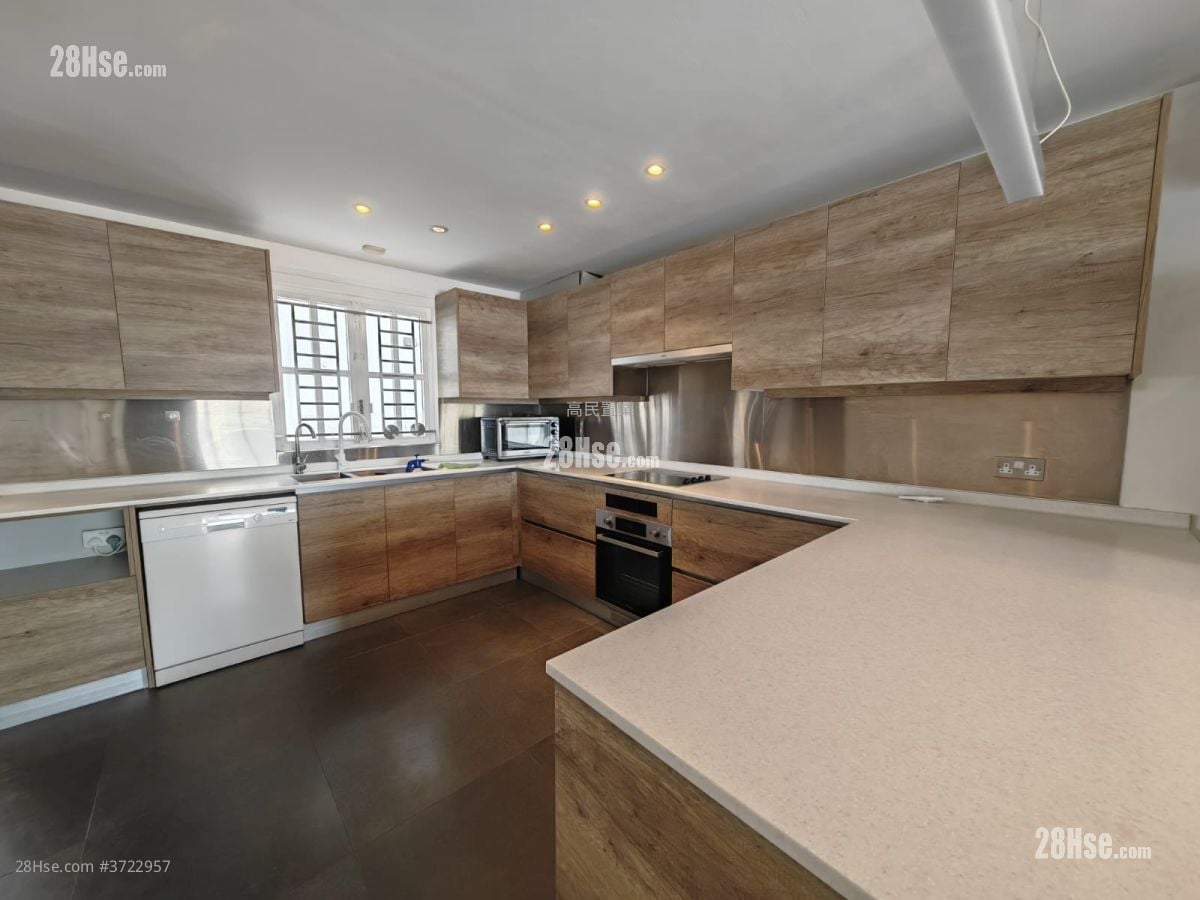 村屋 售盘 4 房 , 3 浴室 2,100 平方尺