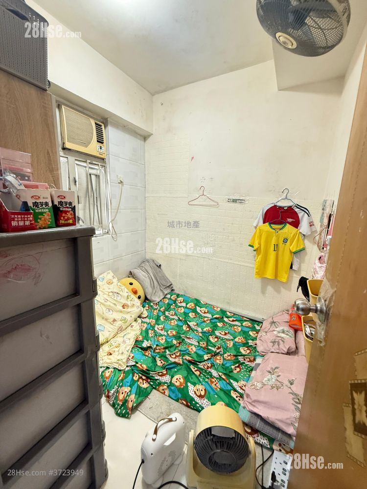 Tenement House Sell 2 Bedrooms , 1 Bathroom 341 ft²