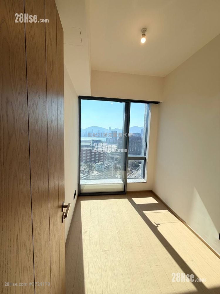 In One Sell 3 Bedrooms , 3 Bathrooms 940 ft²