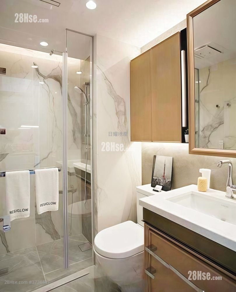 The Bonham Rental 246 ft²