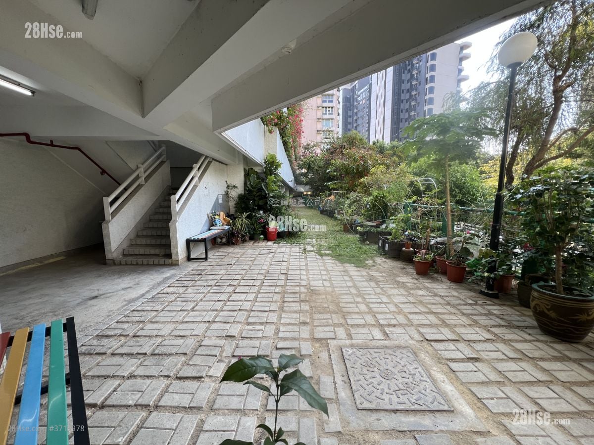 Dragon Inn Court Sell 3 Bedrooms , 2 Bathrooms 692 ft²