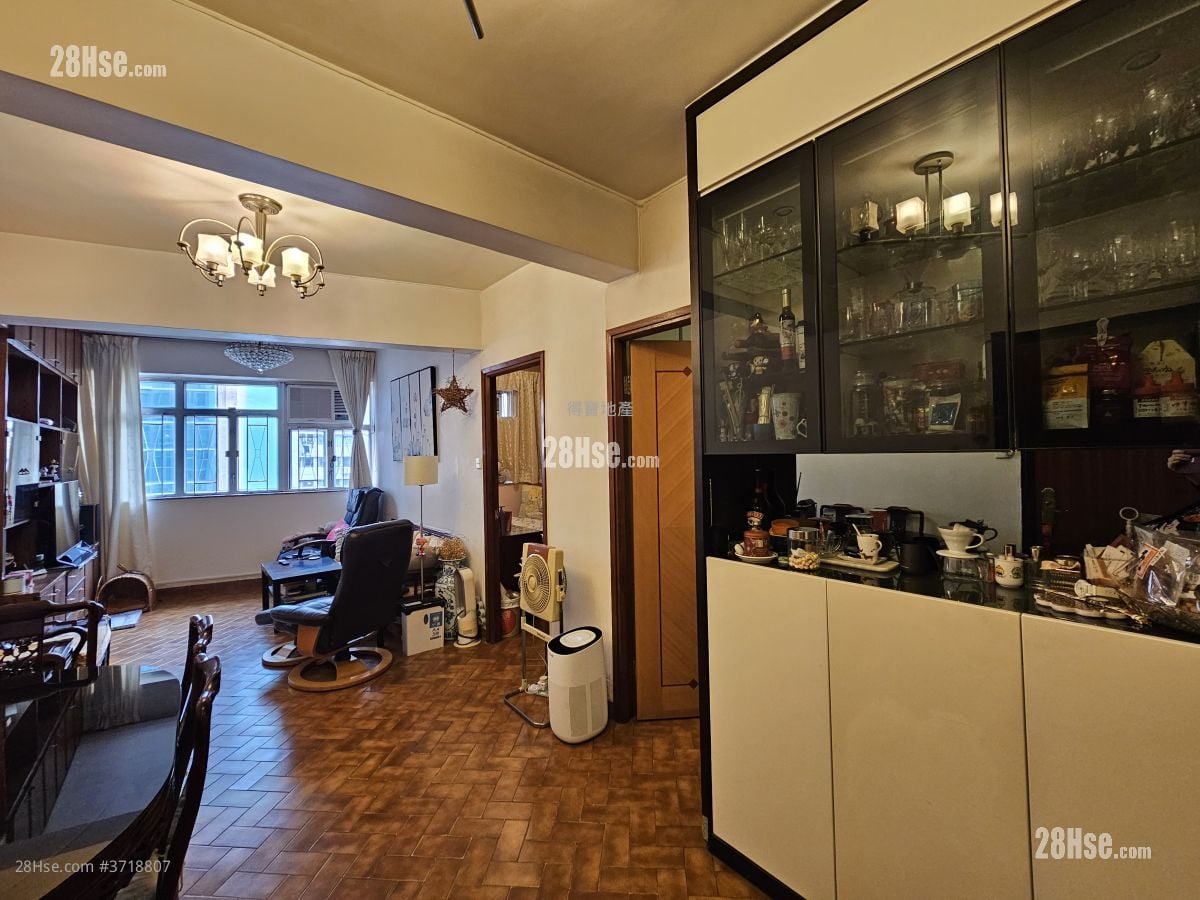 Apartment Sell 3 Bedrooms , 1 Bathroom 561 ft²