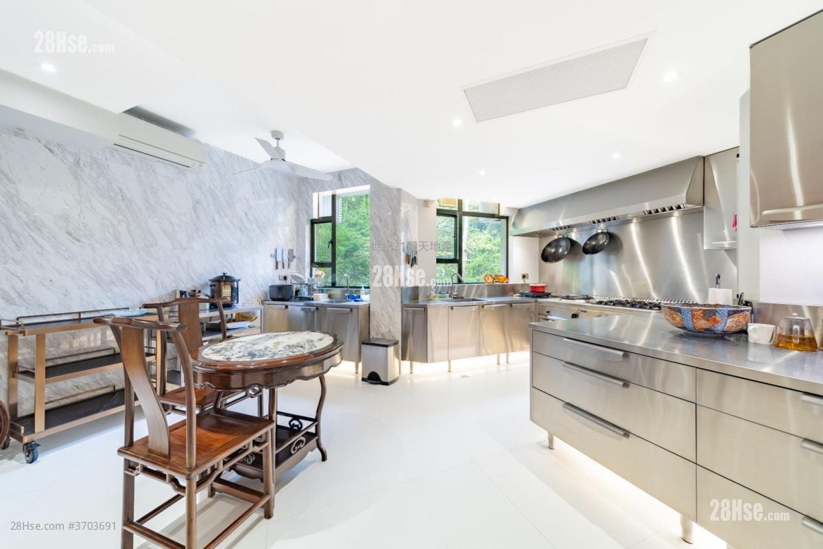 Tregunter Sell 3 Bedrooms , 3 Bathrooms 2,559 ft²