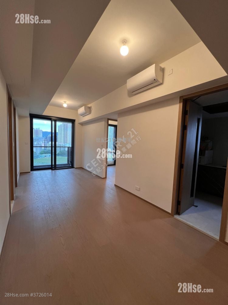 living room: Onmantin Rental 3 Bedrooms , 3 Bathrooms 783 ft²