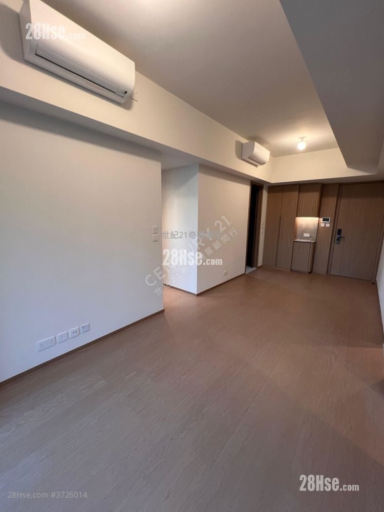 living room: Onmantin Rental 3 Bedrooms , 3 Bathrooms 783 ft²