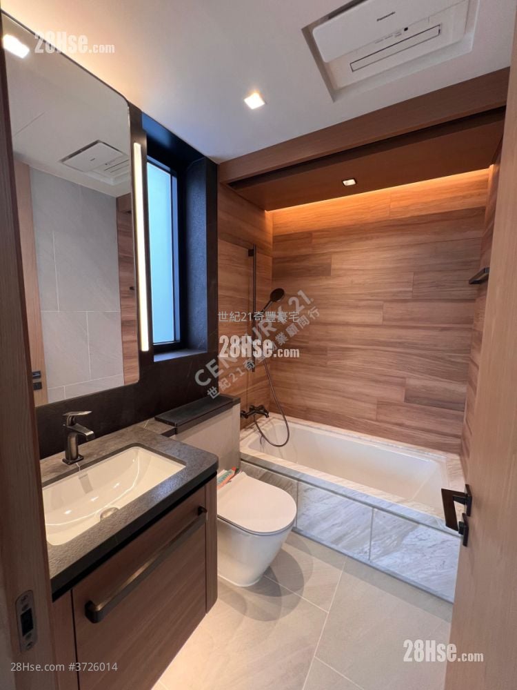 bathroom: Onmantin Rental 3 Bedrooms , 3 Bathrooms 783 ft²