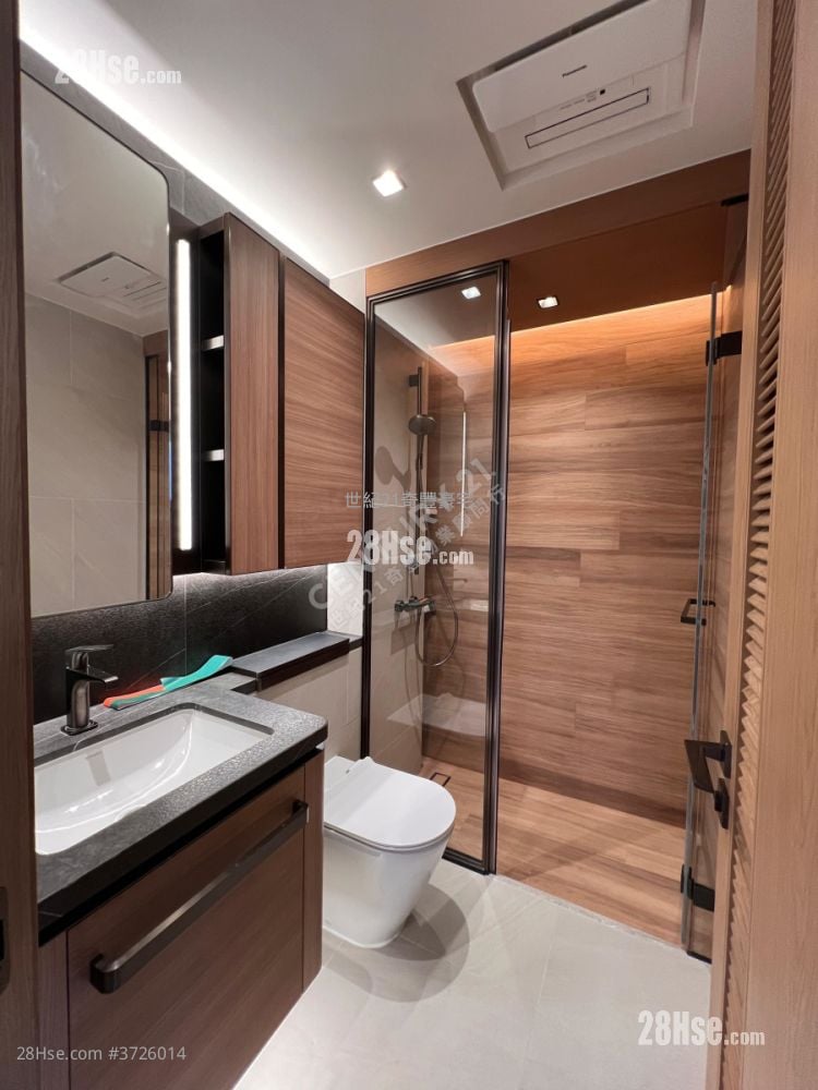 bathroom: Onmantin Rental 3 Bedrooms , 3 Bathrooms 783 ft²