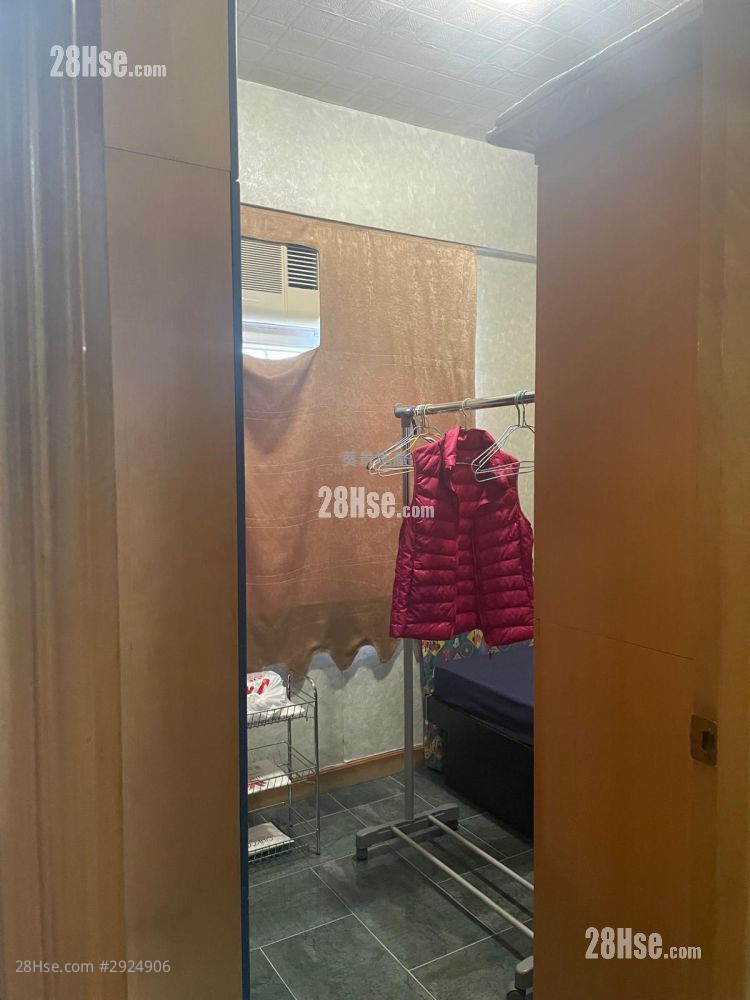 Cheong Wai Mansion Sell 3 Bedrooms , 1 Bathroom 474 ft²