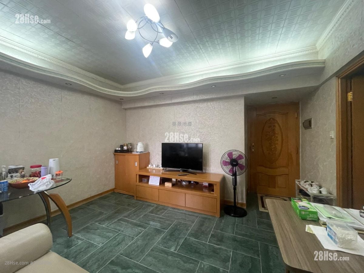 Cheong Wai Mansion Sell 3 Bedrooms , 1 Bathroom 474 ft²