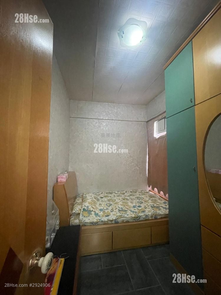 Cheong Wai Mansion Sell 3 Bedrooms , 1 Bathroom 474 ft²