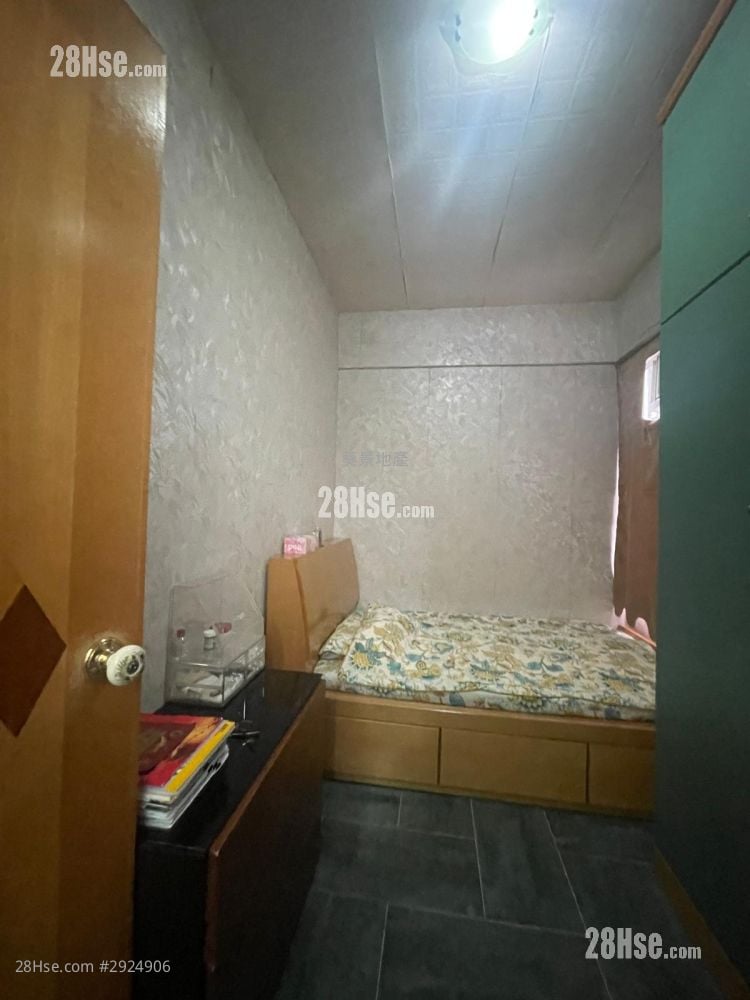 Cheong Wai Mansion Sell 3 Bedrooms , 1 Bathroom 474 ft²