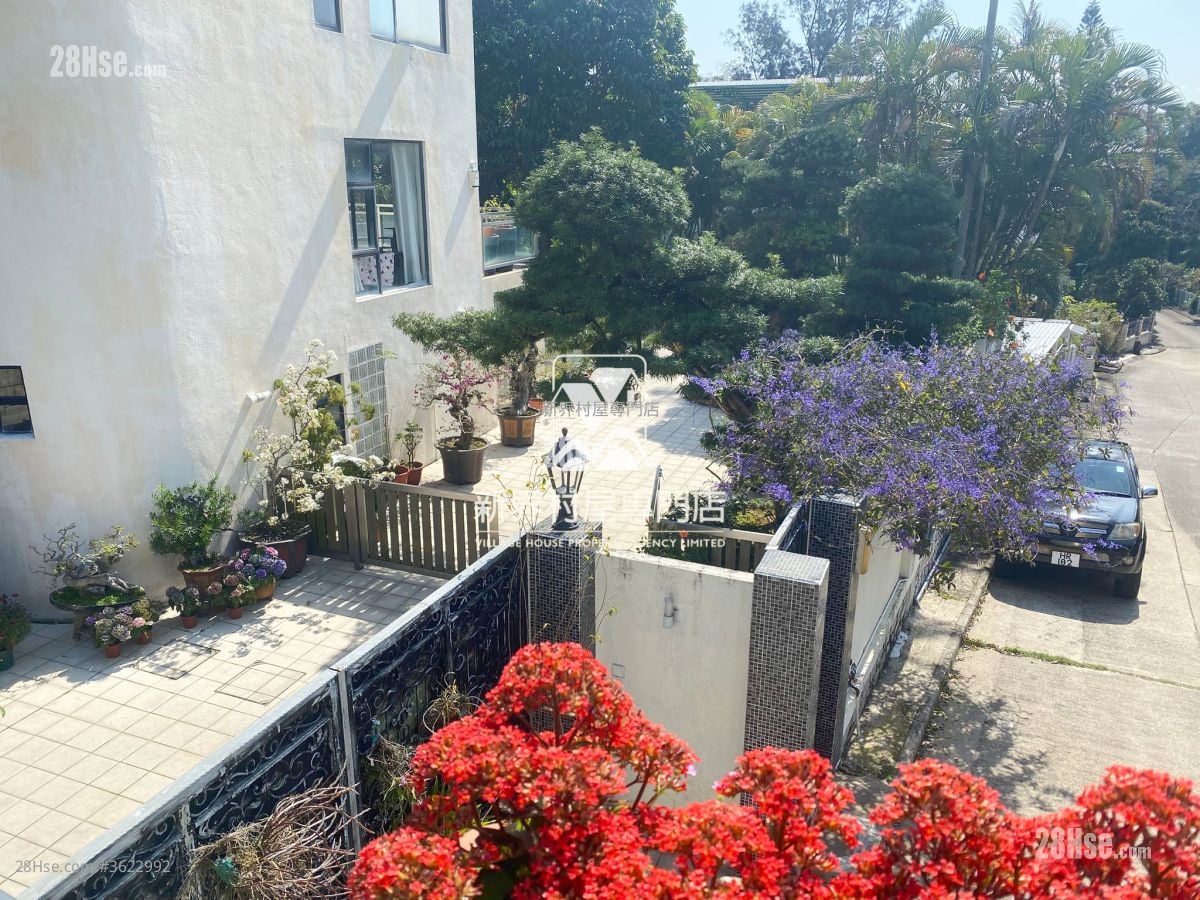 Village Sell 5+ Bedrooms , 5+ Bathrooms 2,100 ft²