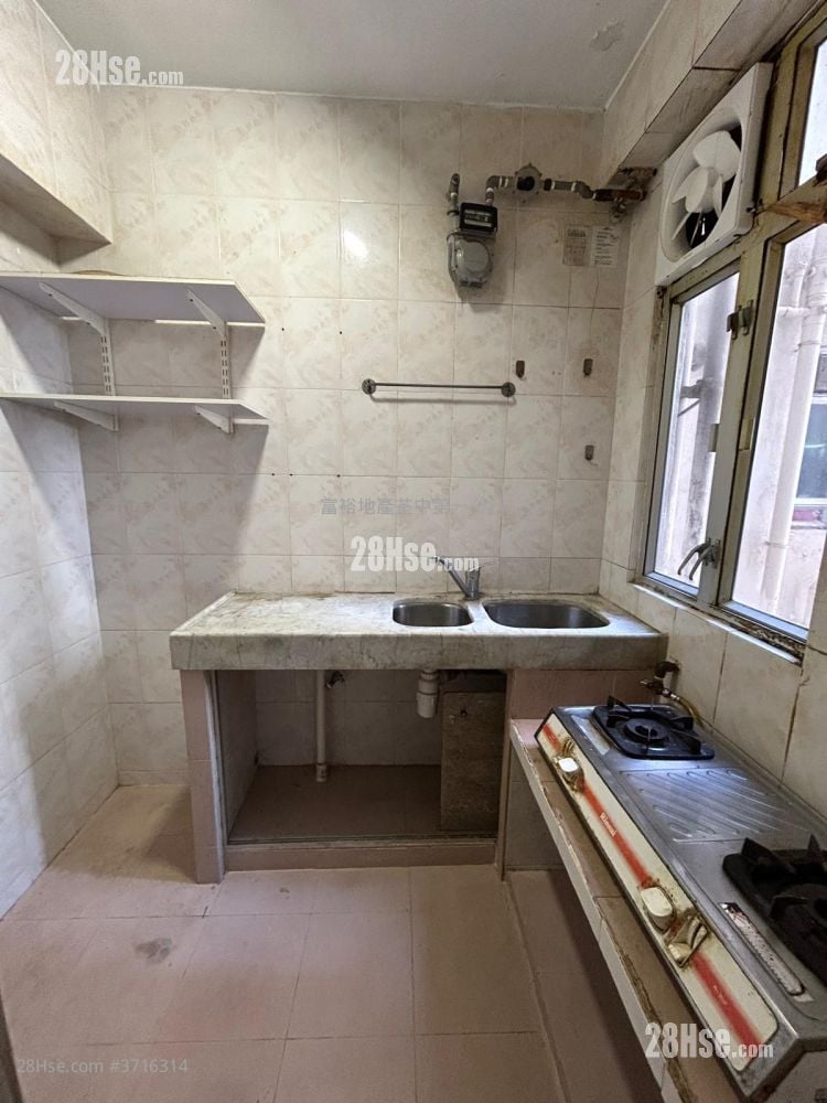 Tsuen Wan Centre Sell 2 Bedrooms 354 ft²