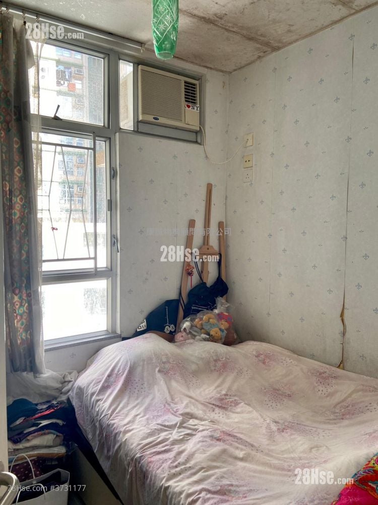 Lei On Court Sell 3 Bedrooms , 2 Bathrooms 650 ft²